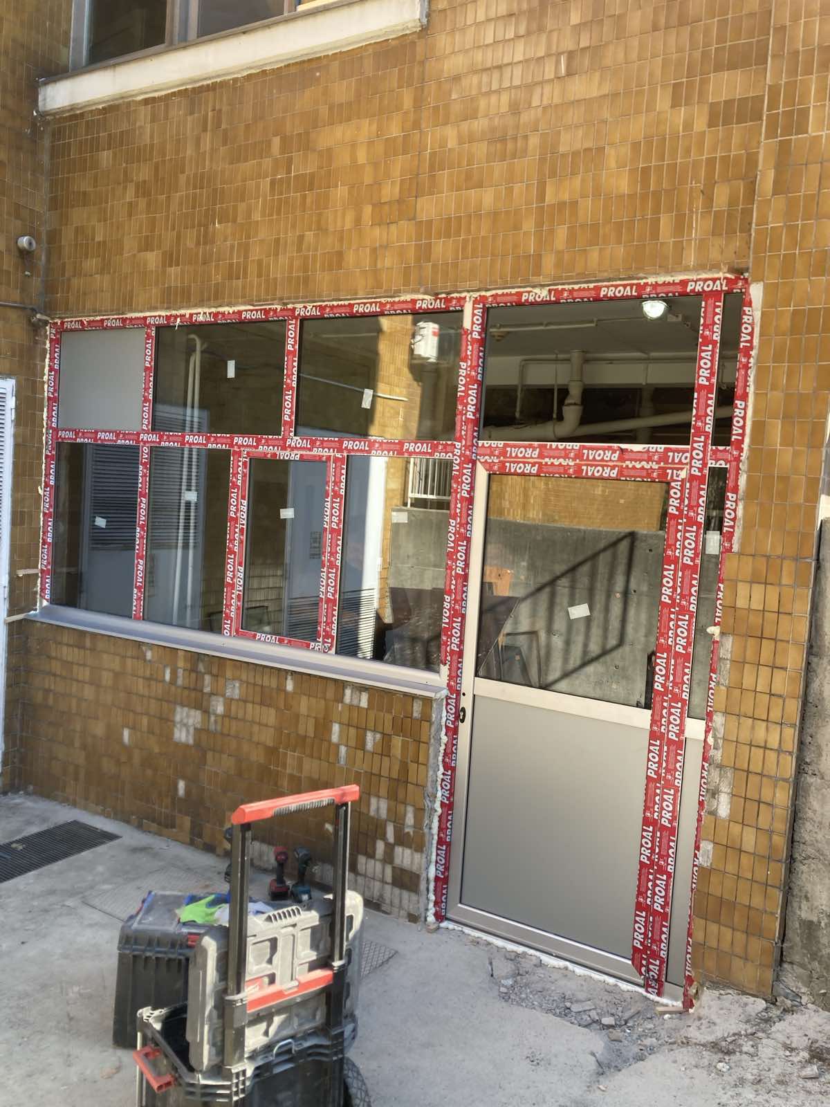 ALU izlog i ulazna vrata na poslovnom prostoru u montaži - ALU stolarija Novi Sad