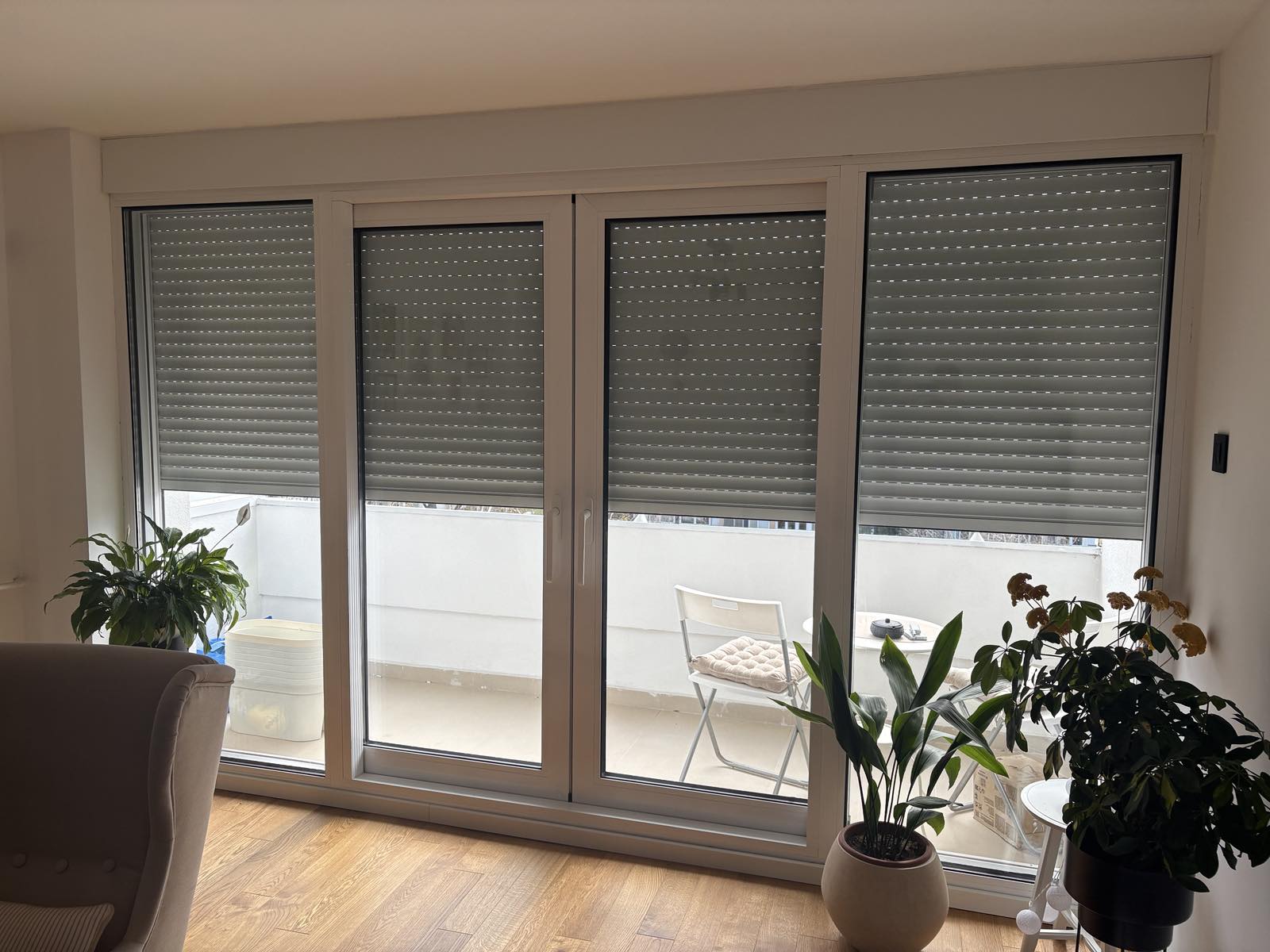 PVC balkonska vrata sa roletnama u dnevnoj sobi - PVC stolarija Novi Sad