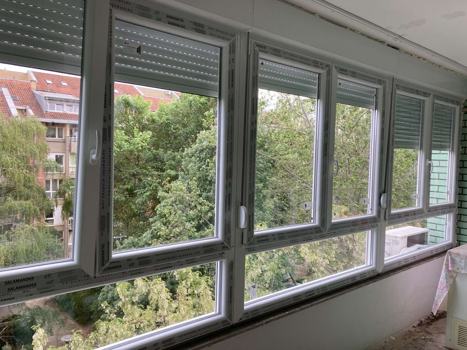 Beli PVC prozori Salamander u nizu sa pogledom na grad - izrada PVC stolarije Novi Sad